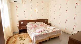 Гостиница Гостевой дом «Амелия» Адлер Стандартный двухместный номер с 2 отдельными кроватями-1